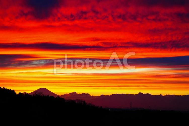 真っ赤に染まる空と富士山 夕暮れ,日没,シルエットの写真素材