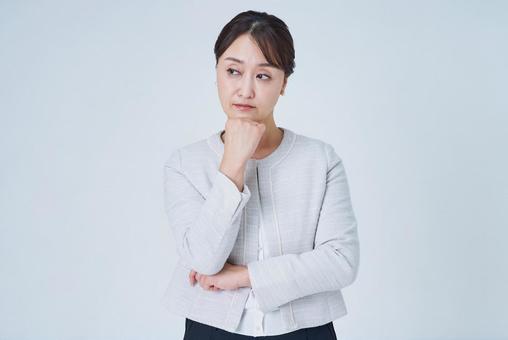 悩むビジネスウーマン 悩むビジネスウーマン ストレス,ネガティブ,病気の写真素材