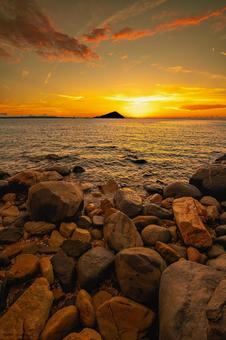 海岸沿いから眺める夕暮れ 海岸沿いから眺める夕暮れの写真
