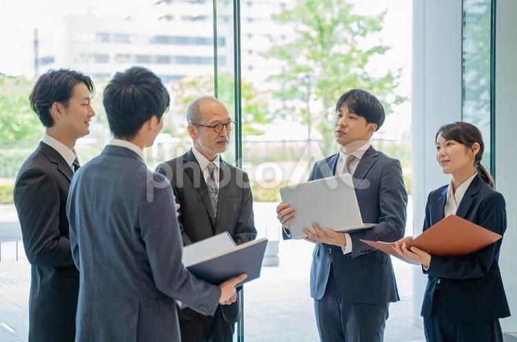 様々な世代のビジネスマンの打合せ ビジネス,男性,男女の写真素材