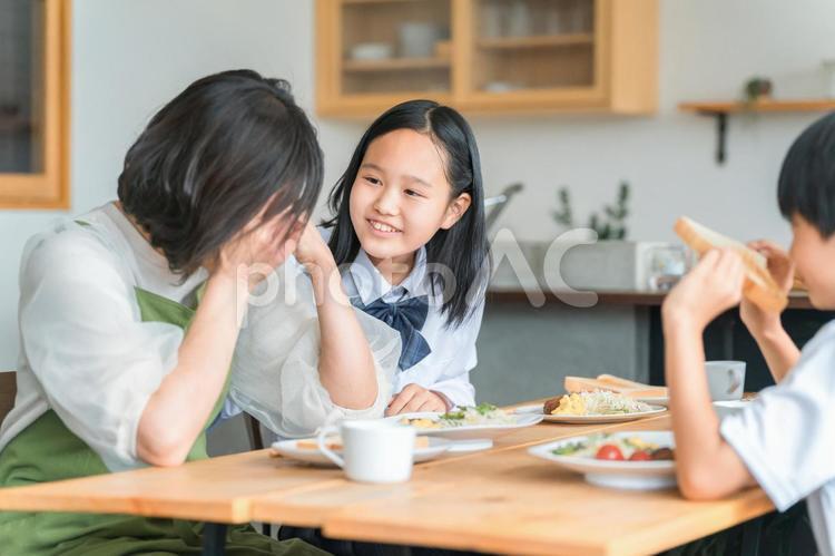 疲労・うつ病で泣く母親を心配する子供 ママ,病気,過労の写真素材