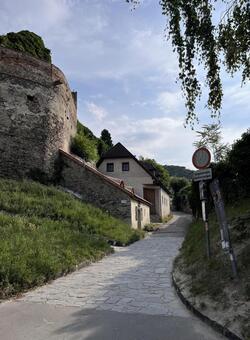 石畳の坂道と古い城壁の街並み 石畳,坂道,城壁の写真素材