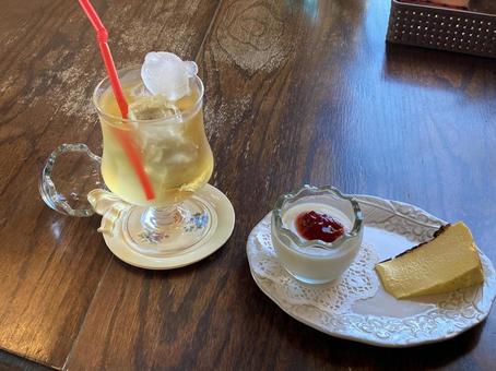 林檎ジュース〜チーズケーキブランマンジェ 林檎ジュース〜チーズケーキブランマンジェ 氷,ice,クマの写真素材
