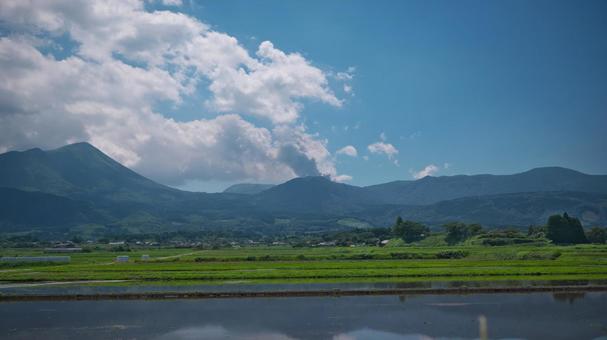 宮崎県と鹿児島県にまたがる霧島連山 宮崎県と鹿児島県にまたがる霧島連山の写真