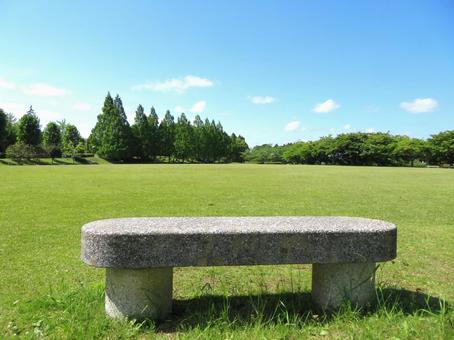 石のベンチと芝生広場 石のベンチと芝生広場の写真