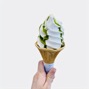 抹茶ソースがけソフトクリームアイス 抹茶ソースがけソフトクリームアイスの写真