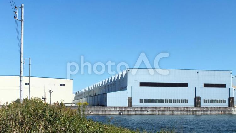美しいのこぎり屋根の工場と新しい倉庫 鋸やね,屋根,美しいの写真素材