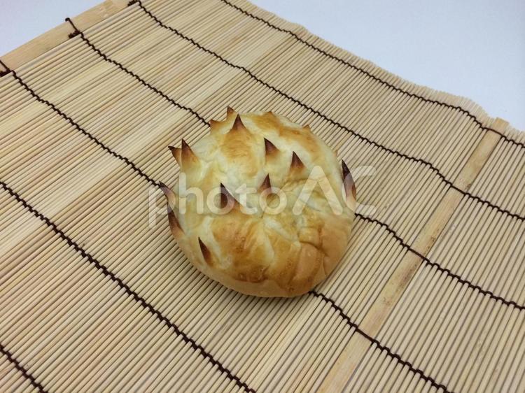 トゲトゲした形のマロンクリームパン くりパン,トゲ,渋皮の写真素材