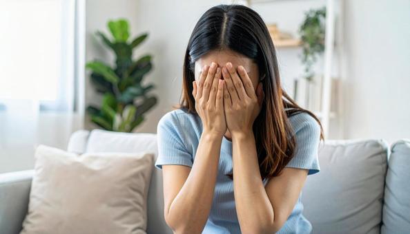 顔を両手で覆って泣く日本人女性 顔を両手で覆って泣く日本人女性の写真