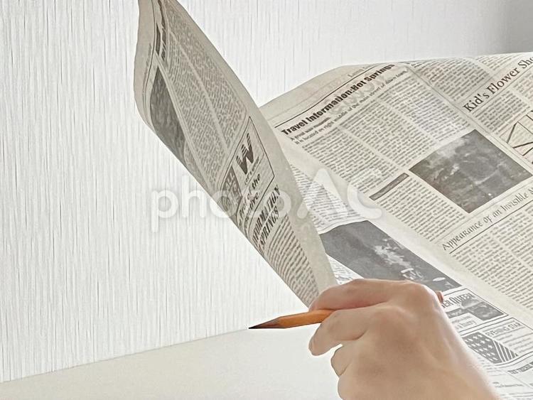 英字新聞を読むイメージ 新聞,英字新聞,英語新聞の写真素材