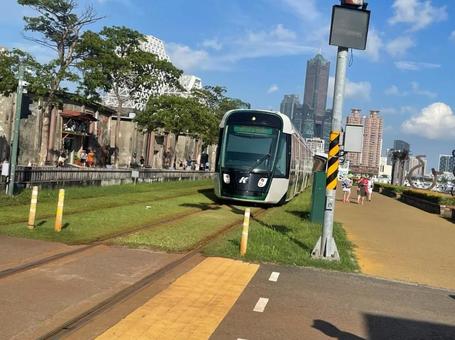 高雄ライトレール 高雄LRT 草生軌道 高雄ライトレール 高雄LRT 草生軌道の写真