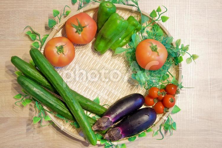 カゴに入った夏野菜 夏野菜,野菜,夏の野菜の写真素材