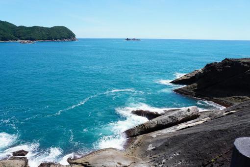岩場から熊野灘を眺望 岩場から熊野灘を眺望 岩,奇岩,海の写真素材