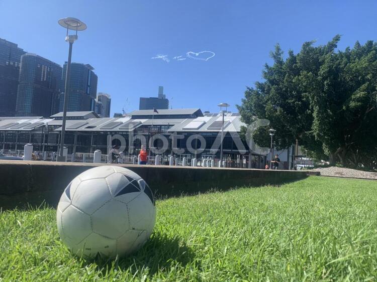 サッカーボールのある風景 スポーツ,サッカー,ボールの写真素材