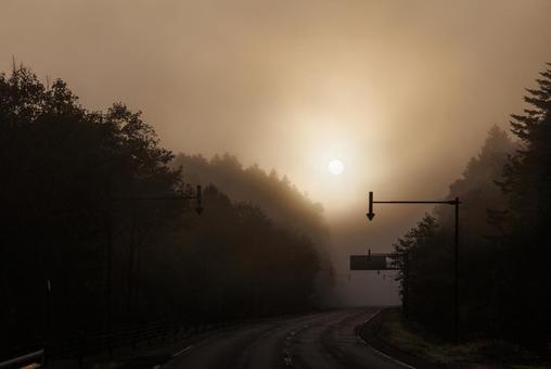 霧と道路の写真