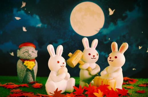 お地蔵様と十五夜に餅つきをするウサギ お地蔵様と十五夜に餅つきをするウサギの写真