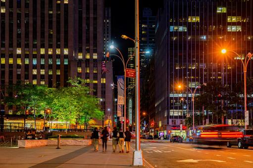 都会の夜景と人々 ニューヨーク,街並み,夜景の写真素材