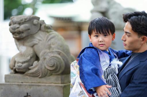 だっこされた男の子 だっこされた男の子 七五三,お参り,七五三参りの写真素材
