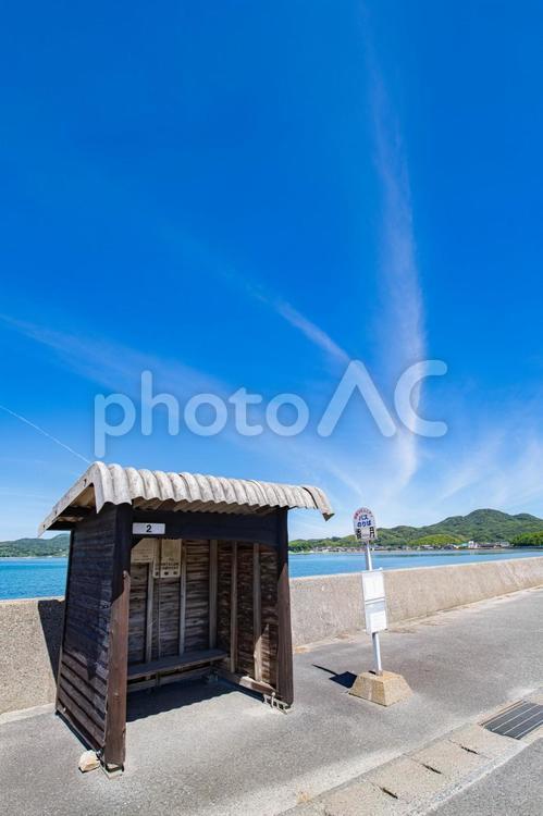 海沿いのバス停から眺めた風景 海,海岸,海岸沿いの写真素材