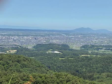 弥彦山と長岡市そして佐渡島 弥彦山と長岡市そして佐渡島の写真
