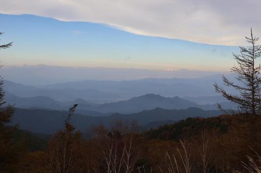 夕焼け、山並みと紅葉 夕焼け、山並みと紅葉の写真