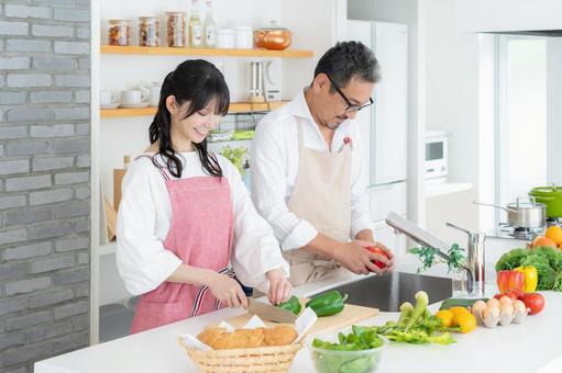キッチンで料理を作るミドルの夫婦 キッチンで料理を作るミドルの夫婦 料理,家族,夫婦の写真素材