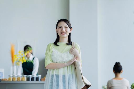 買い物をする若い女性 買い物をする若い女性 買い物,ショッピング,カフェの写真素材