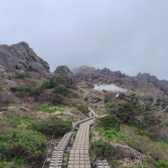 山頂目前の木道 山頂目前の木道 登山,雲,曇天の写真素材