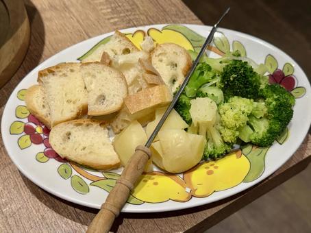 チーズフォンデュ 具材 チーズフォンデュ 具材 レストラン,イタリア料理,チーズソースの写真素材
