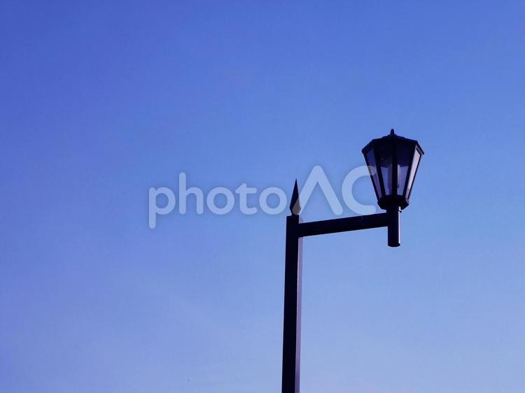青空を背景にした街灯　横 街灯,ランプ,青空の写真素材