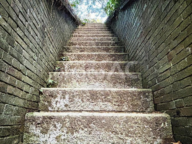 古いレンガ造りの壁と石の階段02 深山第一砲台跡,階段,光の写真素材