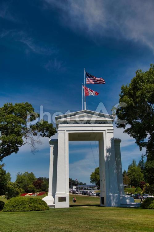 アメリカ側から見たピースアーチ　 アメリカの旗,アメリカ国旗,カナダの旗の写真素材