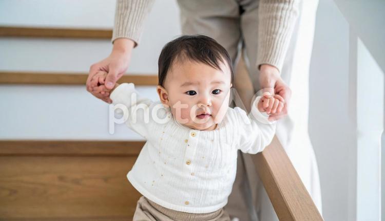 階段を下りるのが楽しい子供と見守る母親 男の子,階段,子供の写真素材