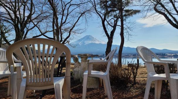 富士山の見える庭 ベンチ,庭,日差しの写真素材