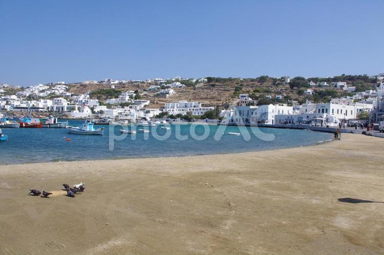 夏のエーゲ海　ミコノスの浜辺と白の町並み ミコノス島,ギリシャ,エーゲ海の写真素材