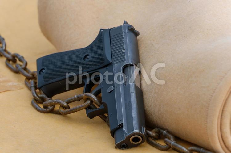 鎖と銃の対比 銃,鎖,武器の写真素材