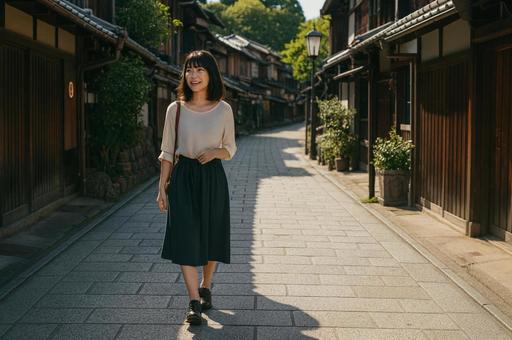 伝統的な町並みを歩く女性の笑顔 伝統的な町並みを歩く女性の笑顔の写真