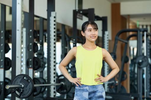 ジムでトレーニングする若い女性 ジム,ダイエット,女性の写真素材