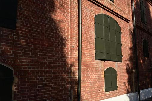 赤レンガと木立の影 赤レンガ,レンガ,レンガ造りの写真素材