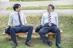 和気あいあいとしゃべるビジネスマン ビジネスマン,話しやすい,スーツの写真素材