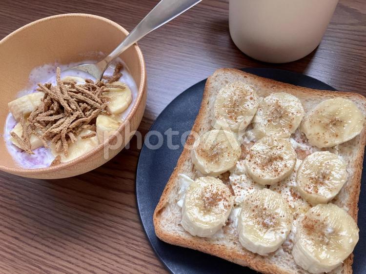 バナナをのせたトーストとヨーグルトの朝食 バナナ,トースト,食パンの写真素材