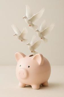 貯金箱から羽ばたく(自由への象徴) 貯金箱から羽ばたく(自由への象徴)の写真