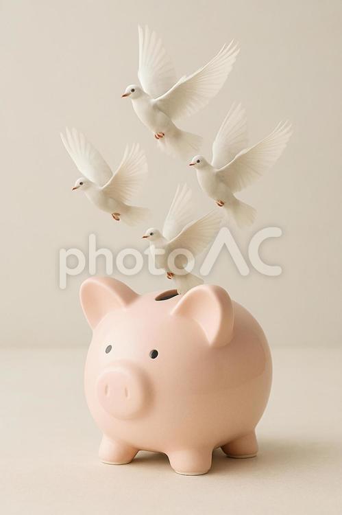 貯金箱から羽ばたく（自由への象徴） 貯金箱,豚,ピンクの写真素材