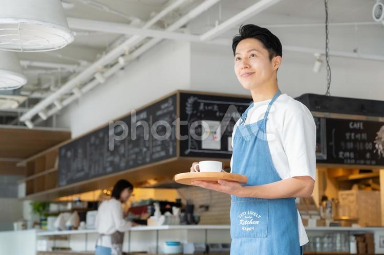 カフェで働く男性の店員 カフェ,店員,スタッフの写真素材