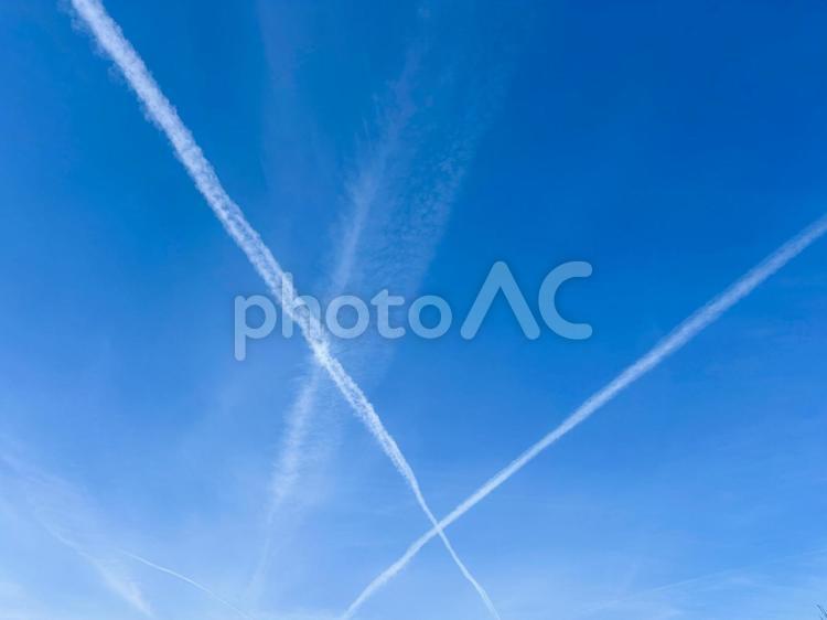 交差する　ひこうき雲 交差,飛行機雲,青空の写真素材