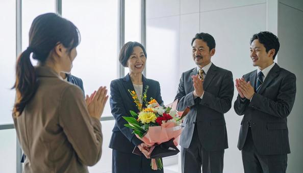 定年退職するベテラン社員 定年退職するベテラン社員の写真