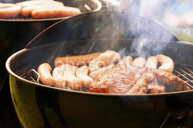 バーベキュー、肉とソーセージ、煙 バーベキュー,ピクニック,肉の写真素材