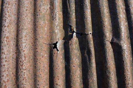 錆びた波トタンの屋根 錆びた波トタンの屋根,赤茶色の波トタン,赤茶色の写真素材