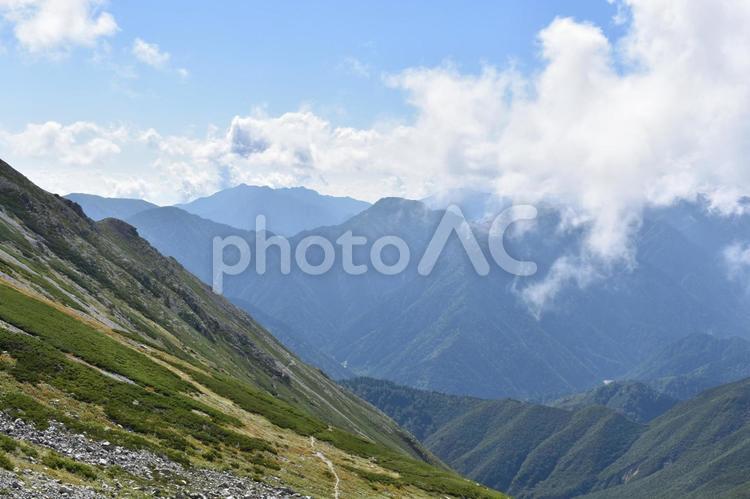 立山の登山風景（黒部アルペンルート） 空,雲,北アルプスの写真素材