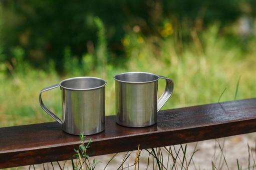 並んだ金属製マグカップ マグカップ,キャンプ,飲み物の写真素材